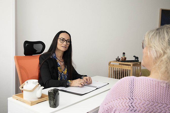 natasana, Ashtanga, Vinyasa yoga,Yogathérapie, Hatha et Yin yoga, Nathalie Clerc, professeure de yoga certifiée, Cours particuliers de yoga tous niveaux, massages ayurvédiques traditionnels indiens, Conseil et formation pour le bien-être au travail, Stages entreprises, associations, collectivités, particuliers