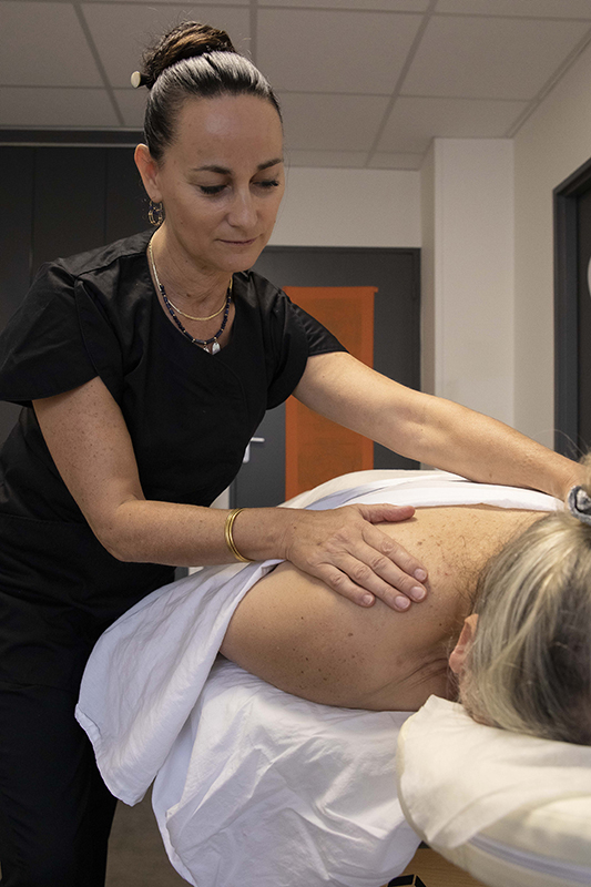 natasana, Ashtanga, Vinyasa yoga,Yogathérapie, Hatha et Yin yoga, Nathalie Clerc, professeure de yoga certifiée, Cours particuliers de yoga tous niveaux, massages ayurvédiques traditionnels indiens, Ayurveda, Conseil et formation pour le bien-être au travail, Stages entreprises, associations, collectivités, particuliers