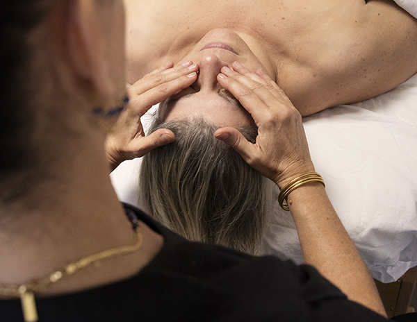 natasana, Ashtanga, Vinyasa yoga,Yogathérapie, Hatha et Yin yoga, Nathalie Clerc, professeure de yoga certifiée, Cours particuliers de yoga tous niveaux, massages ayurvédiques traditionnels indiens, Ayurveda, Conseil et formation pour le bien-être au travail, Stages entreprises, associations, collectivités, particuliers