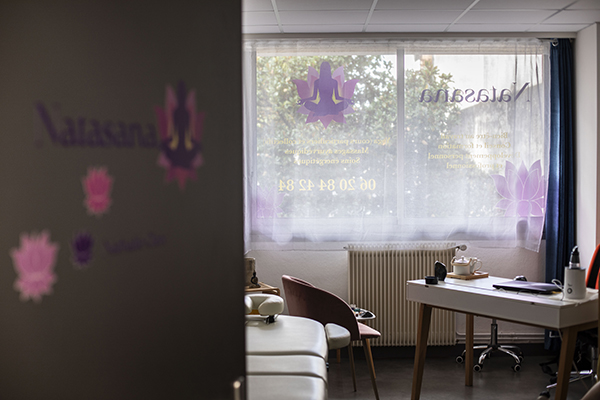 natasana, Ashtanga, Vinyasa yoga,Yogathérapie, Hatha et Yin yoga, Nathalie Clerc, professeure de yoga certifiée, Cours particuliers de yoga tous niveaux, massages ayurvédiques traditionnels indiens, Ayurveda, Conseil et formation pour le bien-être au travail, Stages entreprises, associations, collectivités, particuliers